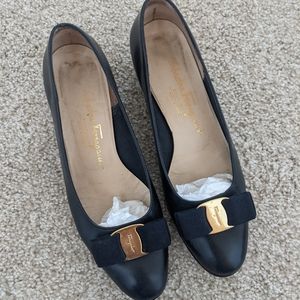 Ferragamo Vara low heel pump